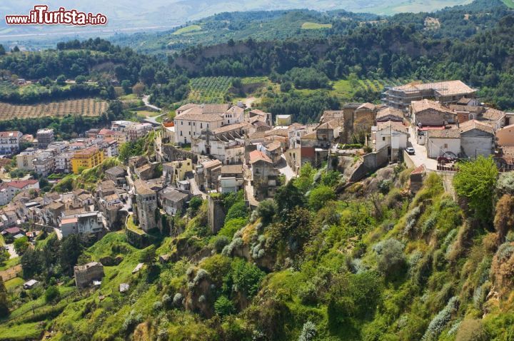 Immagine Vista aerea del centro di Tursi, borgo della Basilicata. A fondare questa località furono probabilmente i Goti che dopo aver distrutto nel 410 l'antico centro agricolo di Anglona costruirono nel territorio vicino la loro roccaforte.