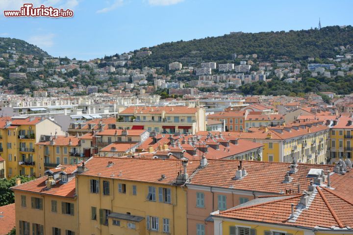 Immagine Vista aerea del centro storico di Nizza, Francia. Situata in una splendida posizione fra montagne e mare, Nizza vanta una storia antichissima.