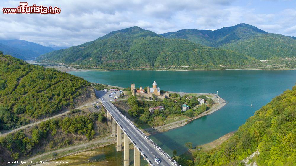 Immagine Vista aerea del complesso fortificato di Ananuri in Georgia, sulle rive del lago di Jinvali - © Igor Zh. / Shutterstock.com