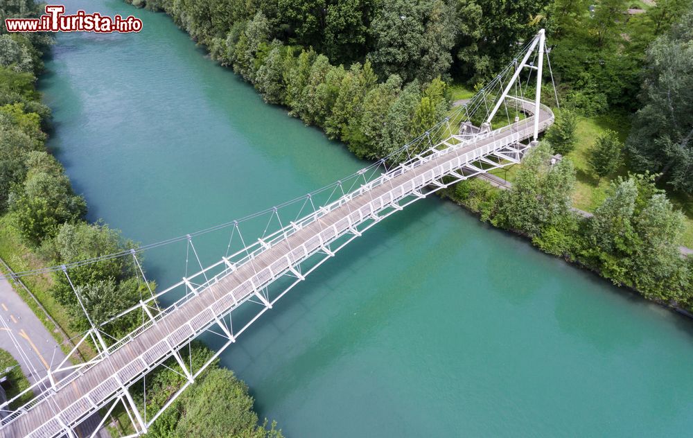 Immagine Vista aerea del fiume Adda e di un ponte ad Albosaggia in Lombardia