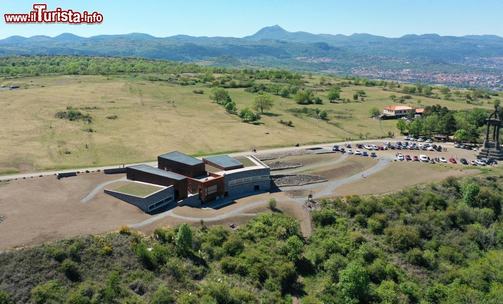 Immagine Vista aerea del Museo Archeologico della Battaglia di Gergovia a La Roche-Blanche in Francia