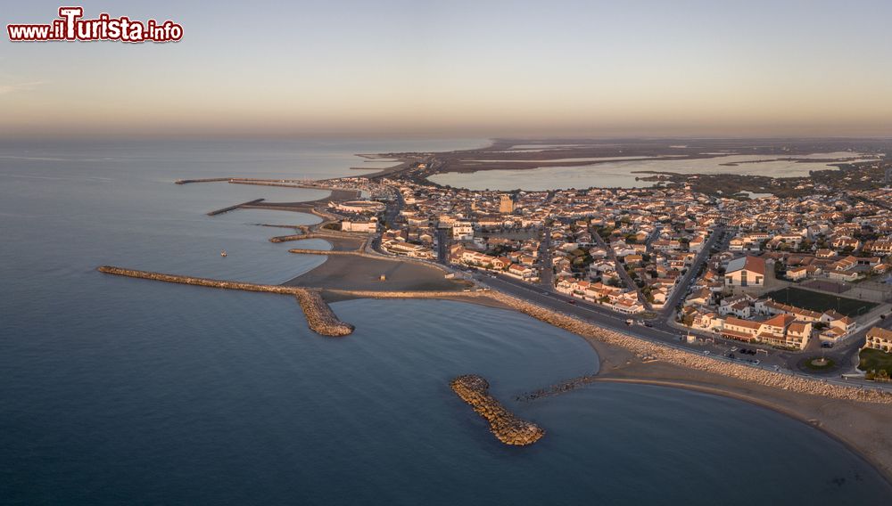 Immagine Vista aerea del porto e la cittadina di Saintes-Maries-de-la-Mer in Provenza, Francia