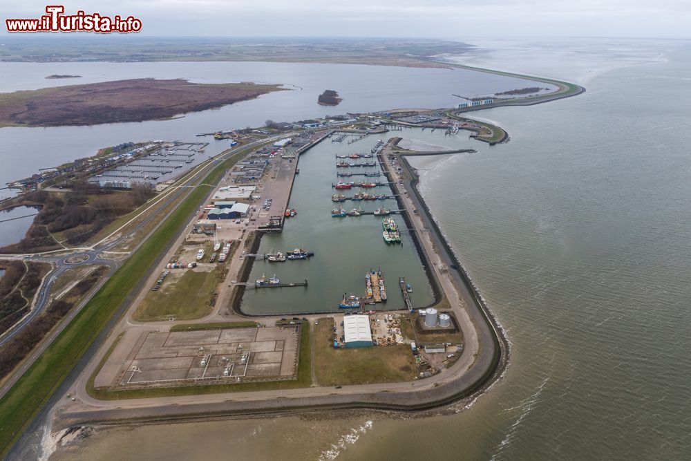 Immagine Vista aerea del porto e zona industriale di Lauwersoog vicino a Groningen in Olanda