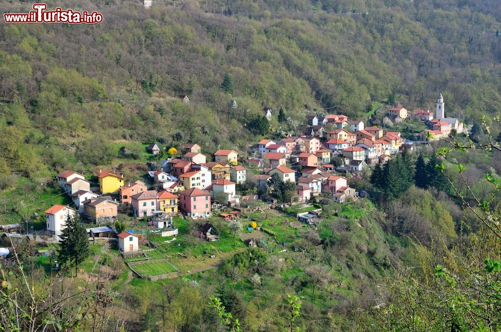 Immagine Vista aerea del villaggio di marsiglia di davagna a Genova in Liguria