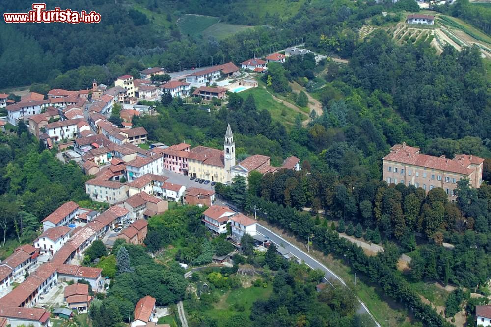 Immagine Vista aerea del villaggio di Piea e il castello, in Piemonte - © www.romanicomonferrato.it 