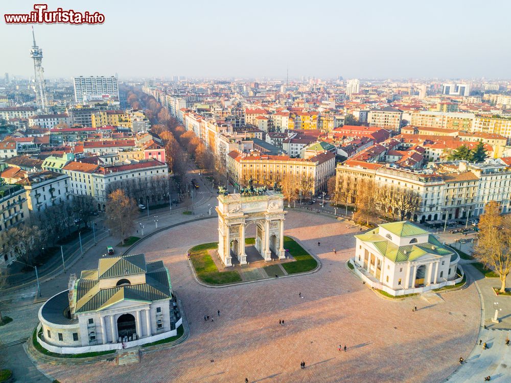 Immagine Vista aerea dell'Arco della Pace a Milano in Lombardia, vicino al Parco Sempione