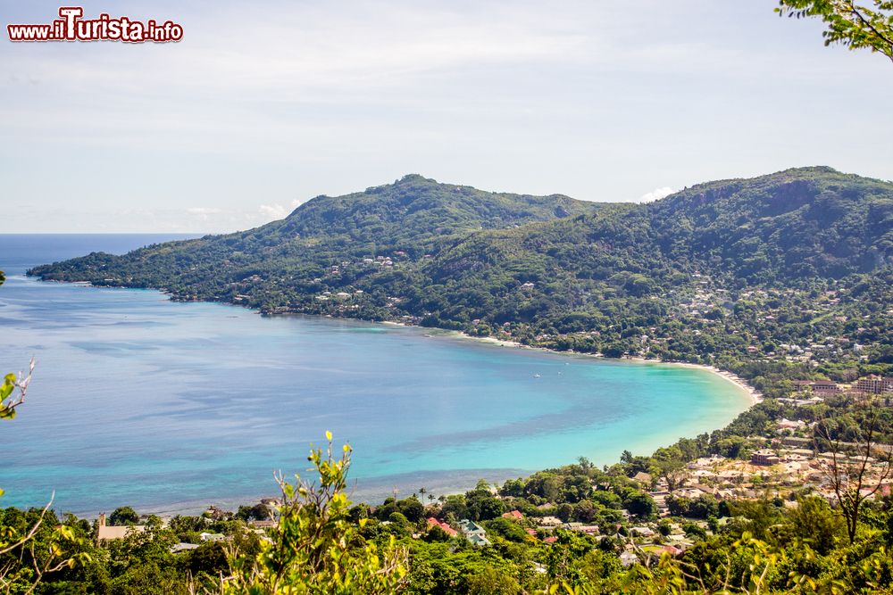 Immagine Vista aerea della baia di Beau Vallon alle Seychelles