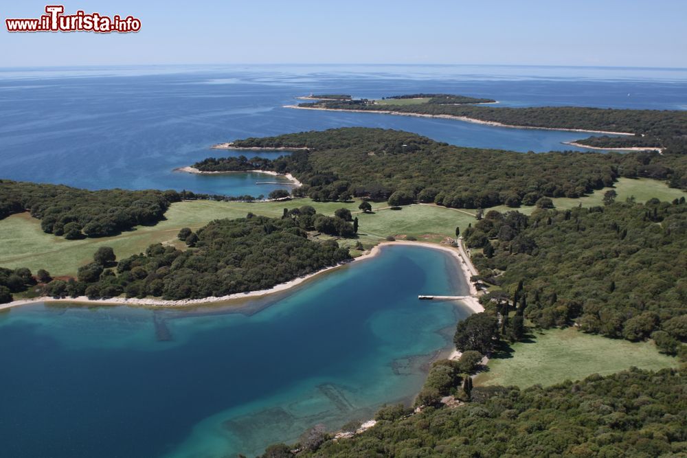 Immagine Vista aerea della Baia di Verige con antiche rovine romane, isol Brioni in Croazia
