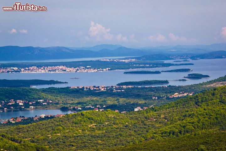 Immagine Una fotografia aerea della costa dalmata e l'isola di Pasman in Croazia