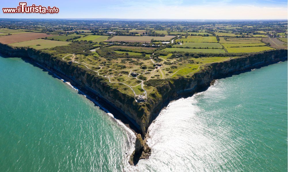 Immagine Vista aerea della costa della Normandia teatro del D-Day: Pointe du Hoc e i segni dei bombardamenti ancora visibili