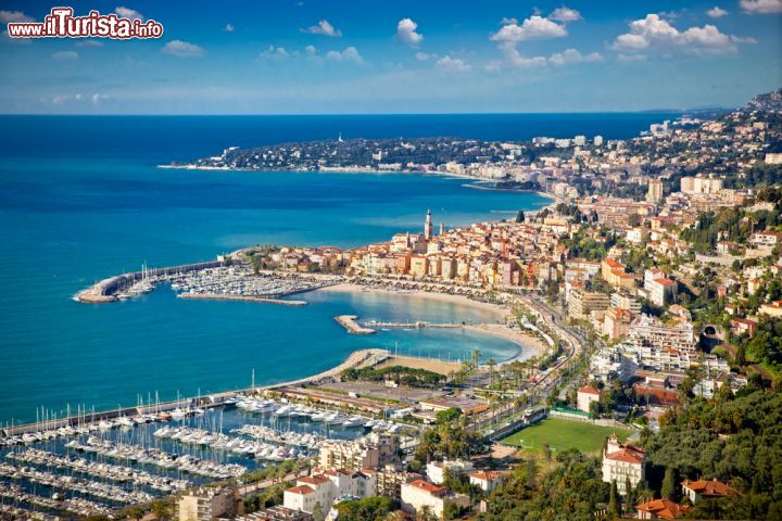 Immagine La vista aerea della costa di San Remo. In pratica questo tratto di mare si collega alla COsta Azzurra della Francia, che inizia pochi chilometri più ad occidente, dopo la località di Ventimiglia - © Aleksandar Todorovic / Shutterstock.com
