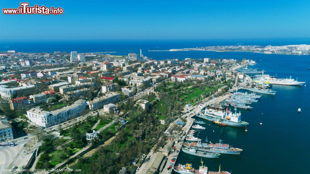 Immagine Vista aerea della costa ed il porto di Sebastopoli, Penisola di Crimea - © Denis Zhitnik / Shutterstock.com
