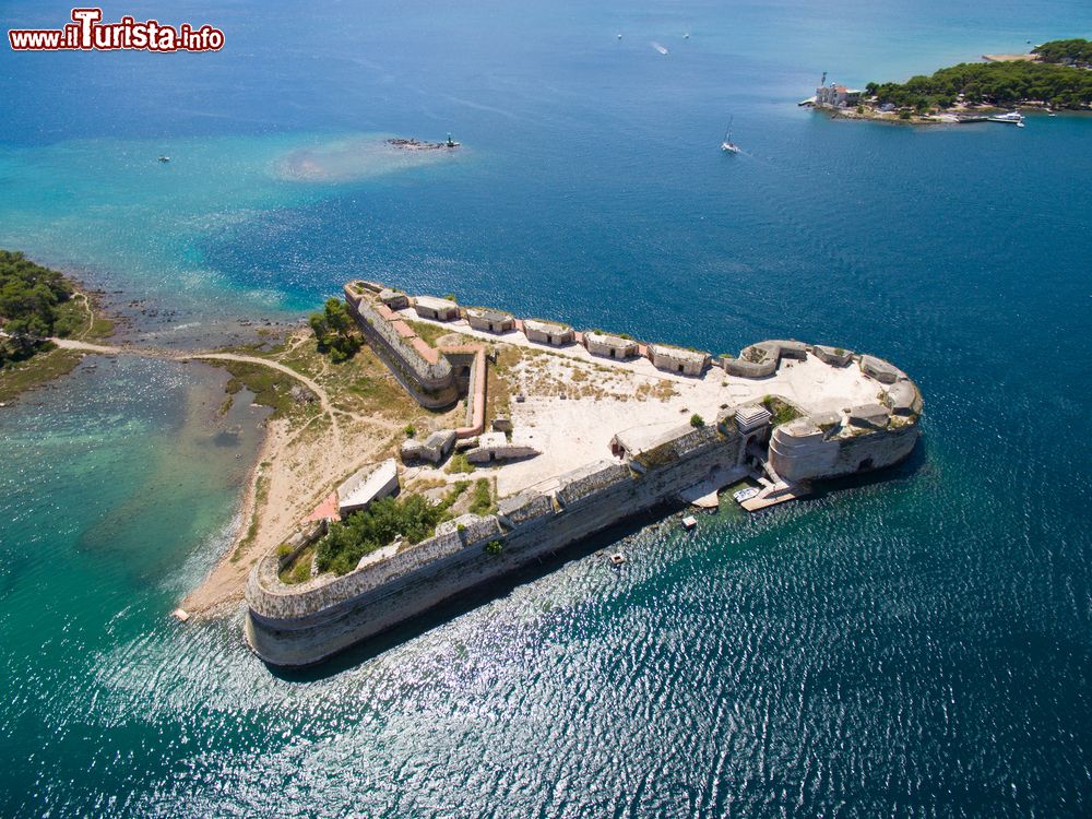 Immagine Vista aerea della fortezza di San Niccolò, presso la foce del fiume Krka sull'Adriatico, appena fuori dalla città di Sibenik.