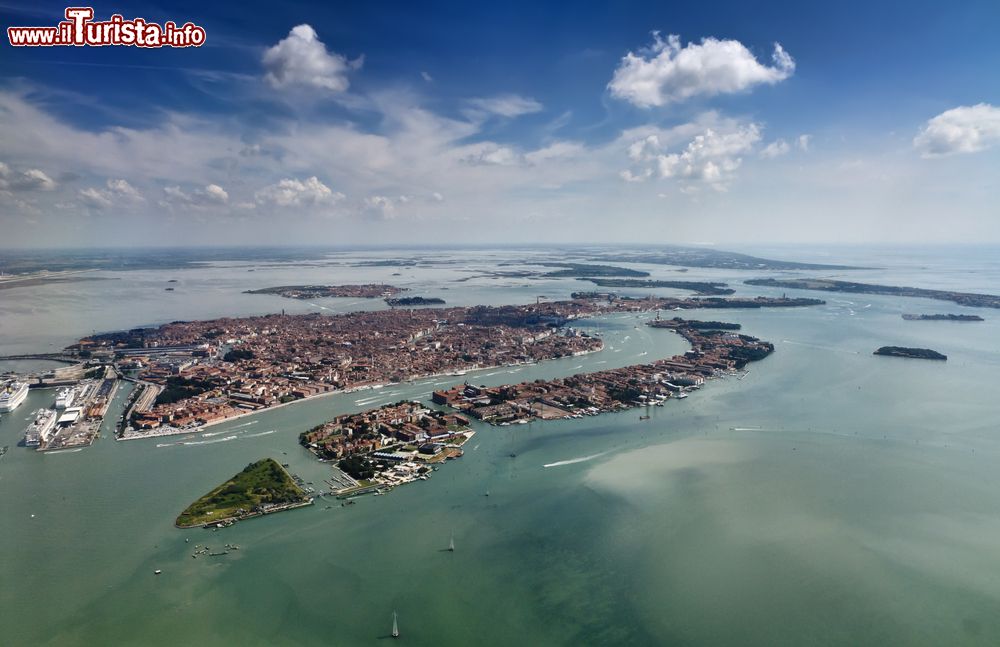 Immagine Vista aerea della Laguna Veneta e la città di Venezia, in Veneto.