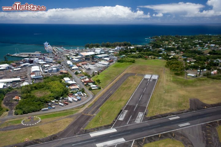 Immagine Vista aerea della pista dell'aeroporto di Hilo, isola di Hawaii, Stati Uniti. Sorge a un'altitudine di 12 metri sul livello del mare e accoglie un traffico di passeggeri di oltre 1 milione all'anno.
