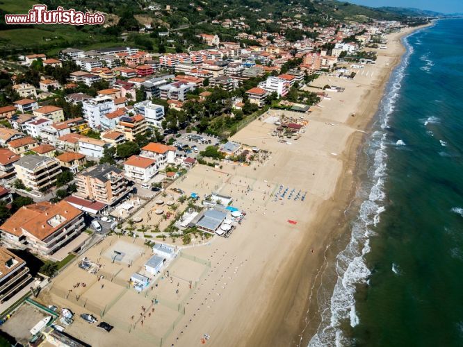 Immagine Vista aerea della spiaggia di Silvi Marina, lungo la costa adriatica dell'Abruzzo