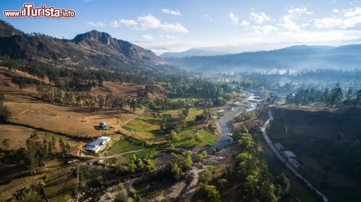 Immagine Vista aerea della valle di Yaucan a Cajamarca, Perù. Questa bella zona si trova nelle vicinanze del lago Conga - © Christian Vinces / Shutterstock.com