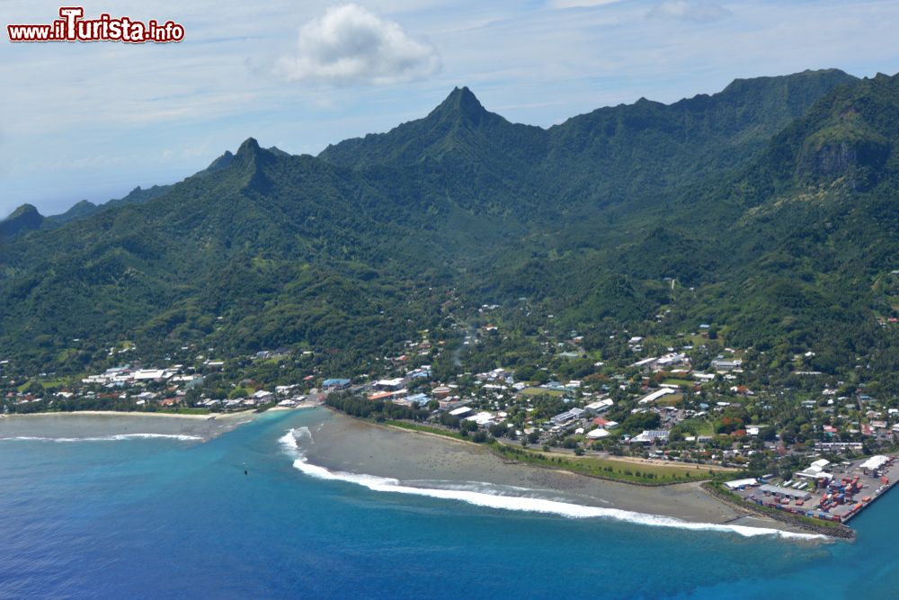 Immagine Vista aerea di Avaraua e Port Avatiu, isola di Rarotonga arcipelago delle Cook.