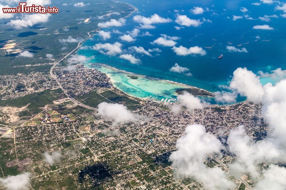 Immagine Vista aerea di Boca Chica nella Repubblica Dominicana. Le origini di questa località risalgono agli inizi del XX° secolo quando un produttore di canna da zucchero di provenienza italiana fece costruire la cittadina.