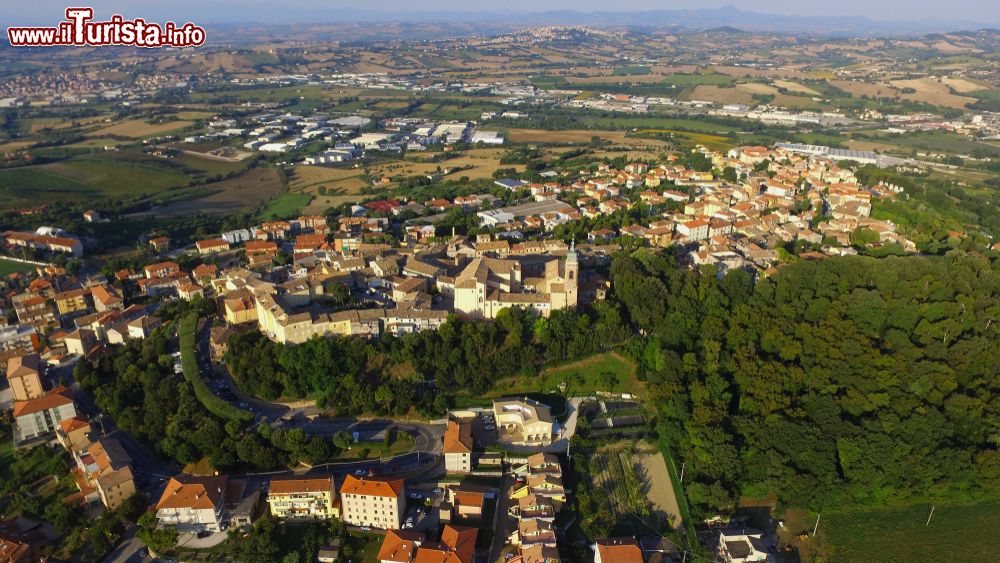 Immagine Vista aerea di Camerano, comune delle Marche.