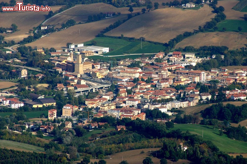 Immagine Vista aerea di Castelraimondo nelle Marche - © Elia Biraschi, CC BY-SA 3.0, Wikipedia