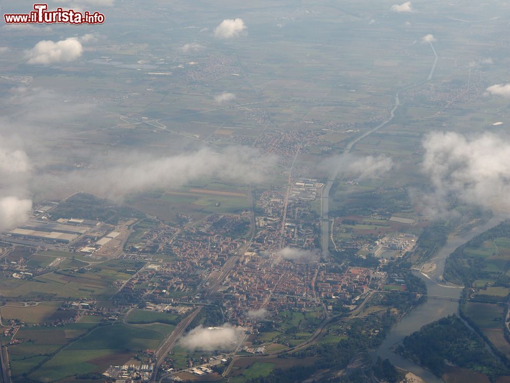 Immagine Vista aerea di Chivasso, il fiume Po e il Canale Cavour in Piemonte