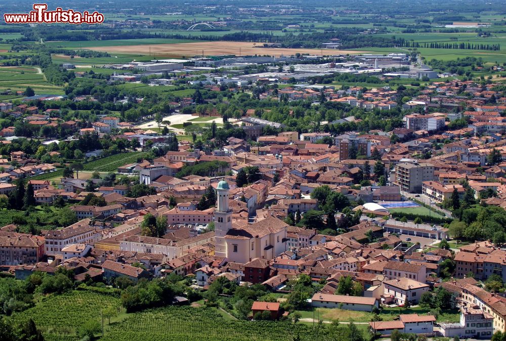 Immagine Vista aerea di Cormons, zona di produzione vinicola nel Friuli orientale