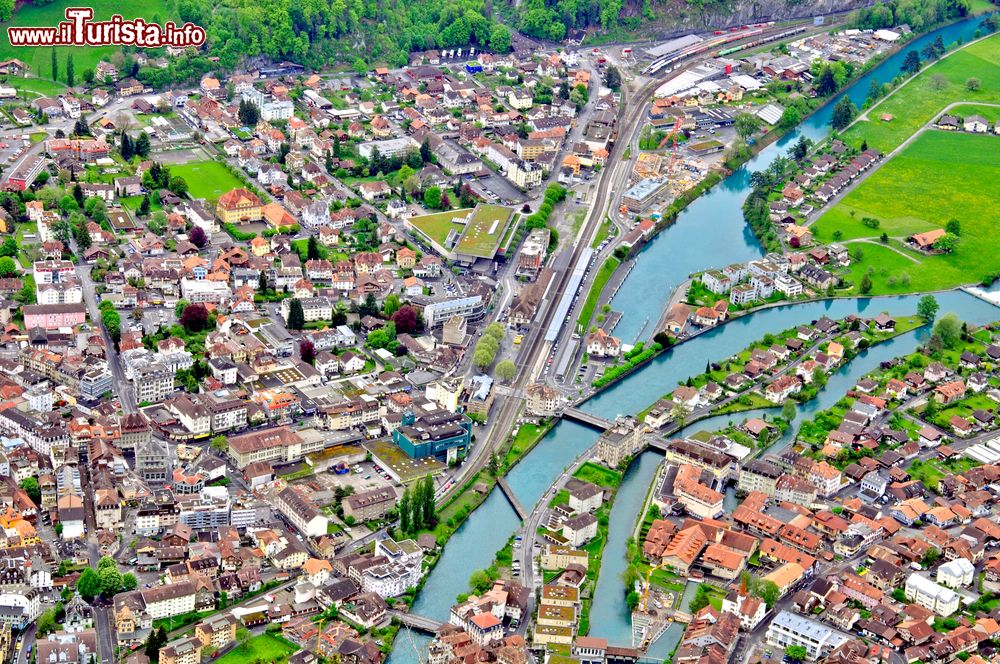 Immagine Una suggestiva veduta aerea di Interlaken e del fiume Aar, Svizzera.