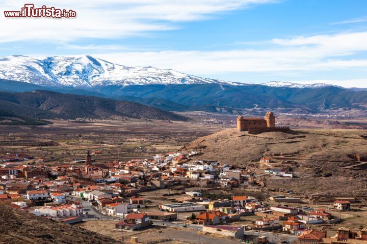 Immagine La vista aerea del villaggio di La Calahorra e il suo Castillo, in Andalusia