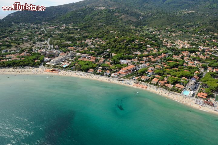 Immagine Vista aerea di Marina di Campo, isola d'Elba. Capoluogo di Campo nell'Elba, piccolo comune italiano della provincia di Livorno, la città si affaccia sulle acque limpide e cristalline del Mar Mediterraneo - © stefano marinari / Shutterstock.com