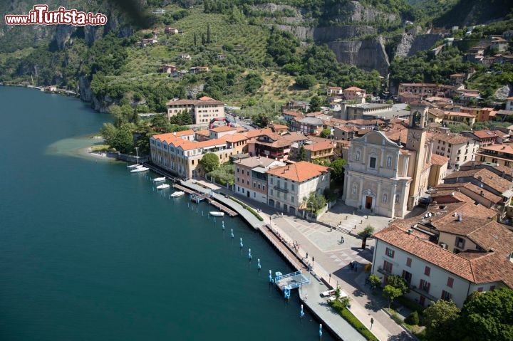 Immagine Vista aerea della cittadina di Marone, in splendida posizione sul lago di Iseo, lungo la costa est, all'altezza di Monte Isola - © Pro Loco di Marone