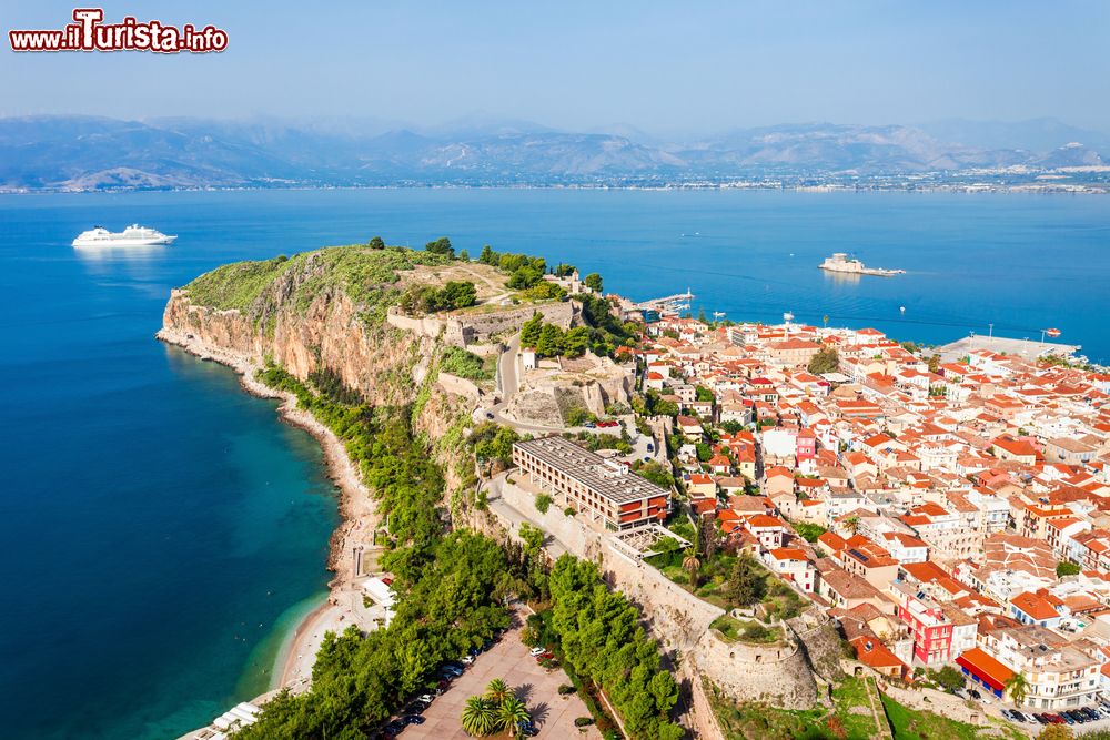 Immagine Vista aerea di Nauplia con il Castello Veneziano e il centro storico del borgo marinaro della Grecia