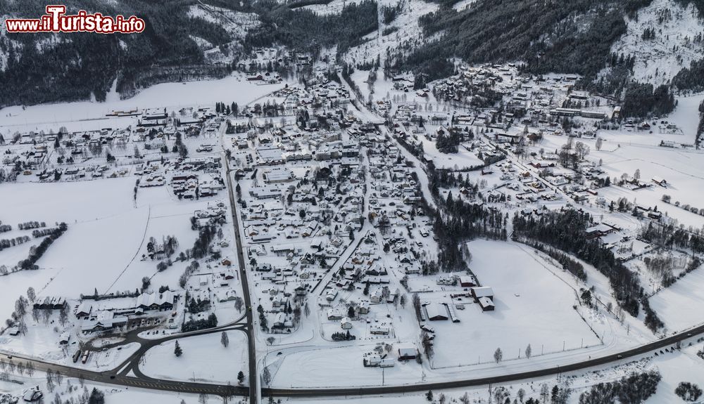 Immagine Vista aerea di Nesbyen ricoperta dalla neve in inverno, Norvegia