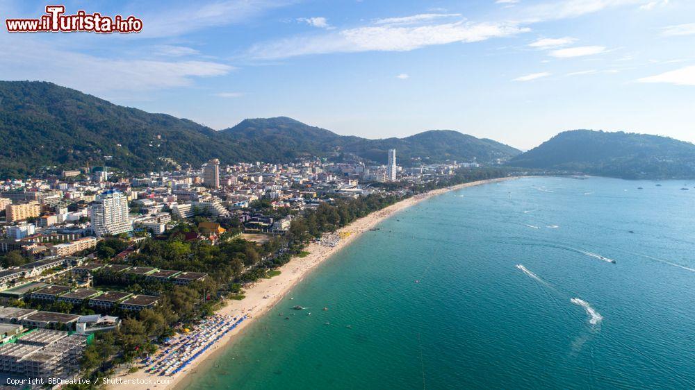 Immagine Vista aerea di Patong beach, una delle spiagge famose di Phuket in Thailandia - © BBCreative / Shutterstock.com