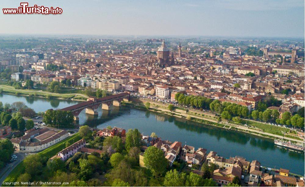 Immagine Vista aerea di Pavia in Lombardia: una meta ideale per un lungo weekend - © Naeblys / Shutterstock.com