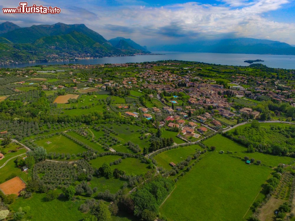 Immagine Vista aerea di San Felice del Benaco e Rocca di Manerba sul Lago di Garda in Lombardia