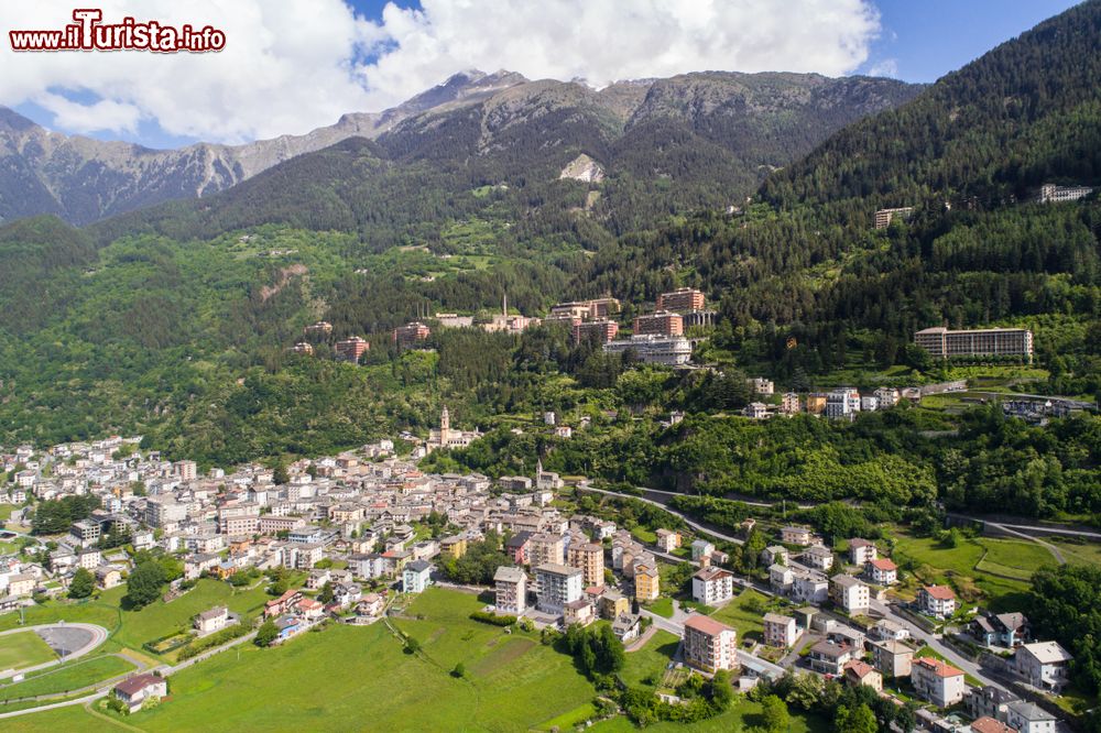 Immagine Vista aerea di Sondalo in Valtellina, famosa per il sanatorio Morelli in zona rialzata sulla valle della Lombardia.