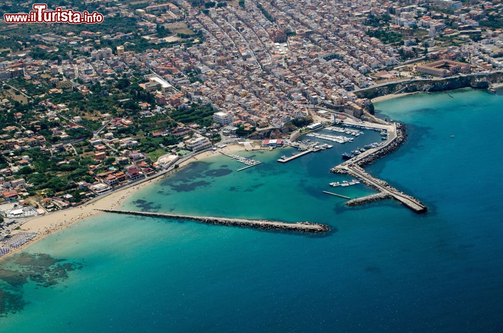 Immagine Vista aerea di Terrasini in provincia di Palermo e il suo mare turchese