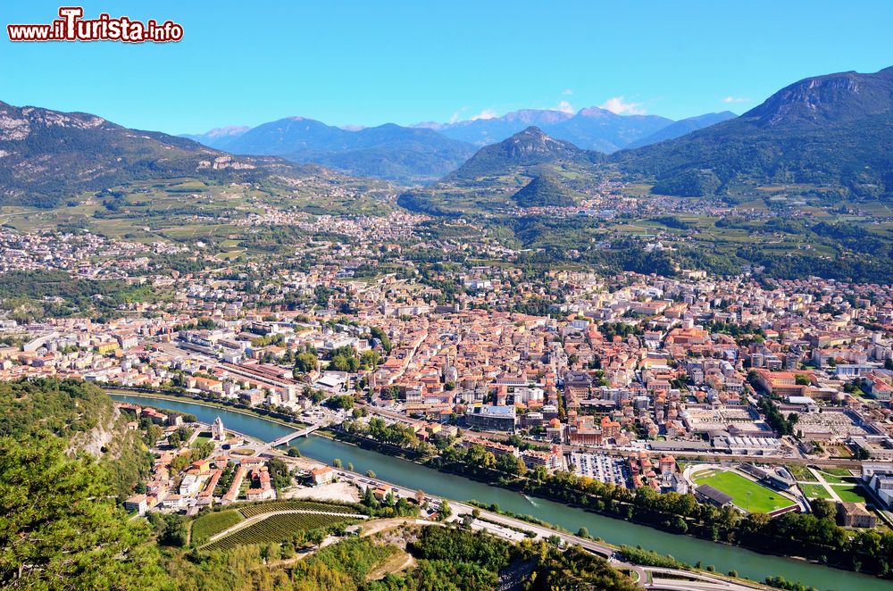 Immagine Vista aerea di Trento: il fiume Adige, la città e le Alpi sullo sfondo