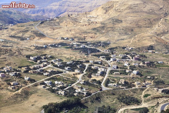 Immagine Vista aerea di un villaggio arabo nei pressi di Karak, Giordania. Immerso nella vegetazione e nel paesaggio aspro di questo territorio a sud della Giordania, un tradizionale villaggio arabo con le sue abitazioni bianche con i tetti piani - © Nickolay Vinokurov / Shutterstock.com