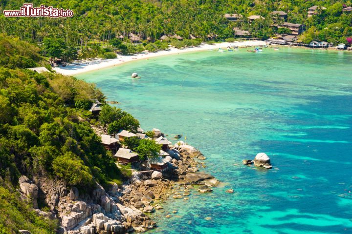 Immagine Vista aerea di una spiaggia a Koh Tao, Thailandia. Uno degli incantevoli panorami naturali offerti da questo gioiello asiatico - © themorningglory / Shutterstock.com