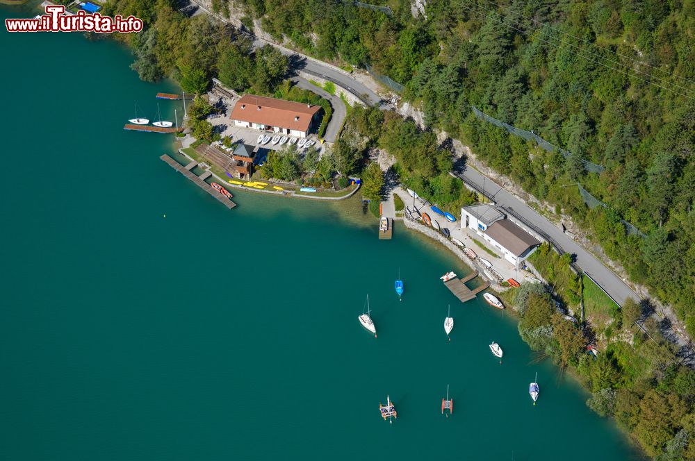 Immagine Vista aerea di una spiaggia sul Lago di Barcis in Friuli