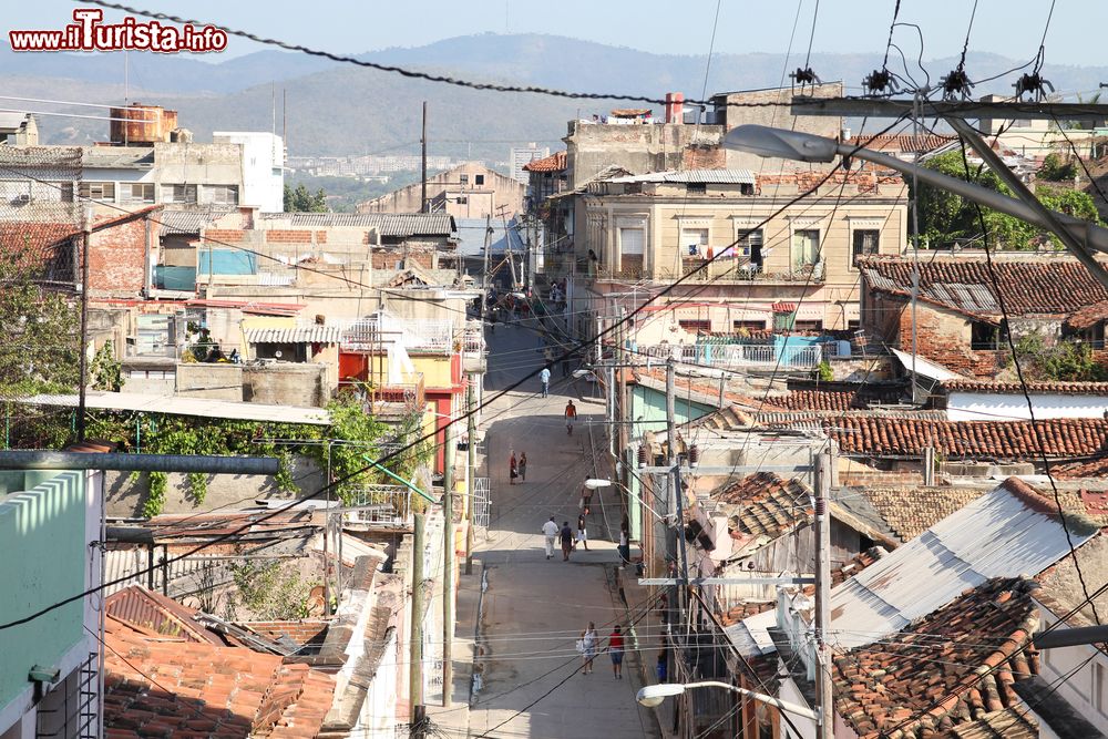 Immagine Vista aerea su una strada di Santiago de Cuba, con i tipici tetti di tegole rosse e i cavi elettrici.