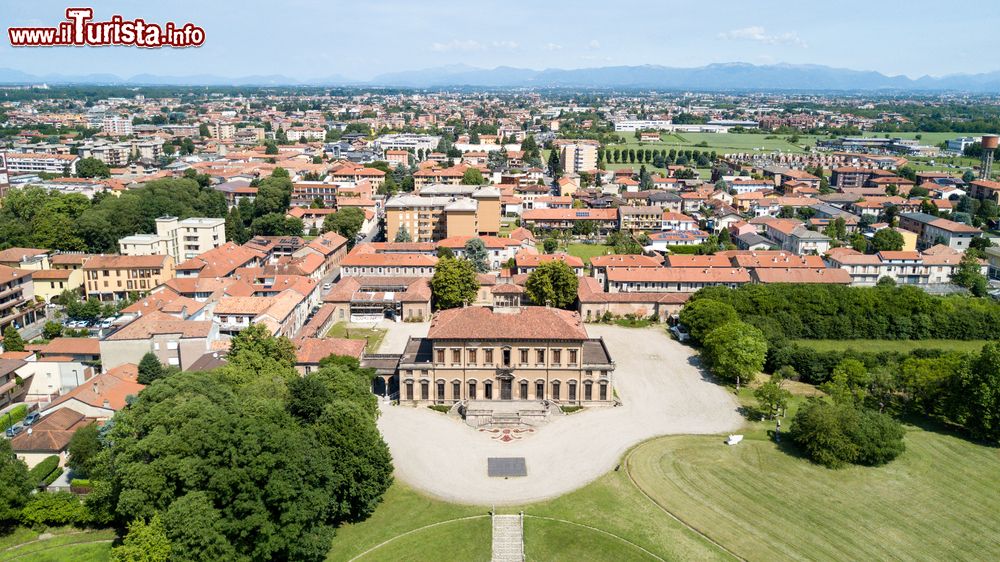 Immagine Vista aerea di Varedo e la storica Villa Bagatti Valsecchi in Lombardia