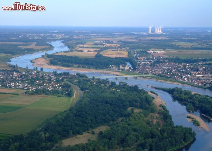 Immagine Vista aerea del fiume Loira a Sully-sur-Loire in Francia - © Carole Castelli / Shutterstock.com