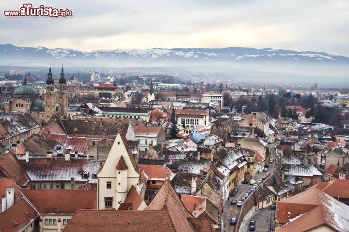 Immagine Vista aerea d'inverno della città di Sibiu, Romania - Una leggera spolverata di neve sui tetti dei palazzi nel centro storico di Sibiu © Gabriela Insuratelu / Shutterstock.com