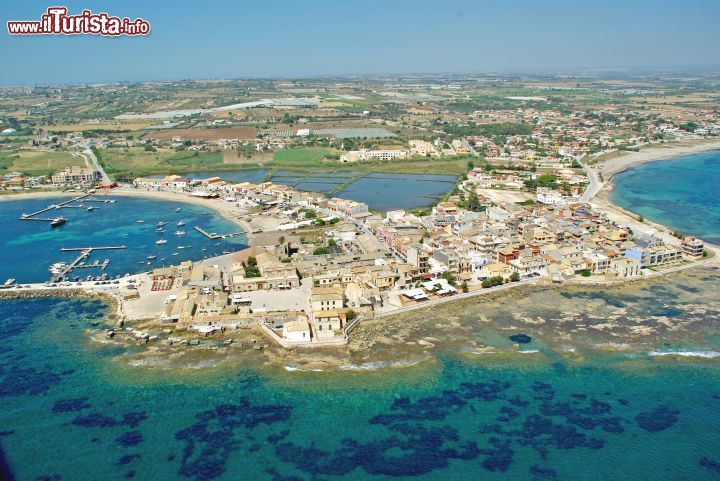 Immagine Vista aerea del borgo di Marzamemi, Sicilia - Una suggestiva immagine dall'alto di questo bel borgo in provincia di Siracusa: il suo nome, Marzamemi, deriva dall'arabo "Marsà Al Hamen" che significa Rada delle Tortore, dagli uccelli di passaggio in primavera © Michele Ponzio / Wikipedia 