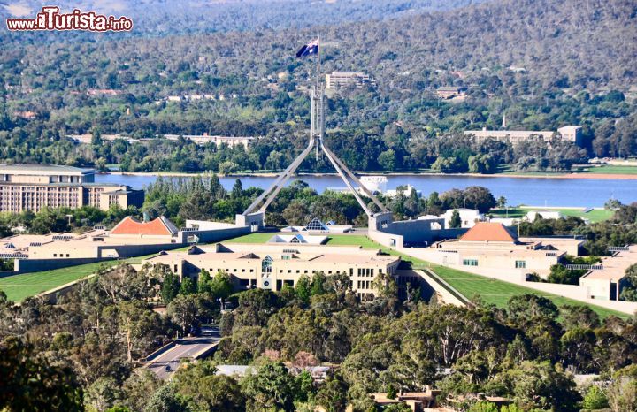 Immagine Vista aerea del parlamento di Canberra, Australia - Quando la precedente sede provvisoria del Parlamento fu trasformata in un museo, quella attuale e definitiva presente nell'immagine, che si trova a Capitol Hill, fu sottoposta ad una modifica architettonica significativa. Per la sua messa in essere, infatti, si stima siano stati spesi più di 1,1 miliardi di dollari australiani che, nel 1988, era decisamente una somma enorme - © bbofdon / Shutterstock.com