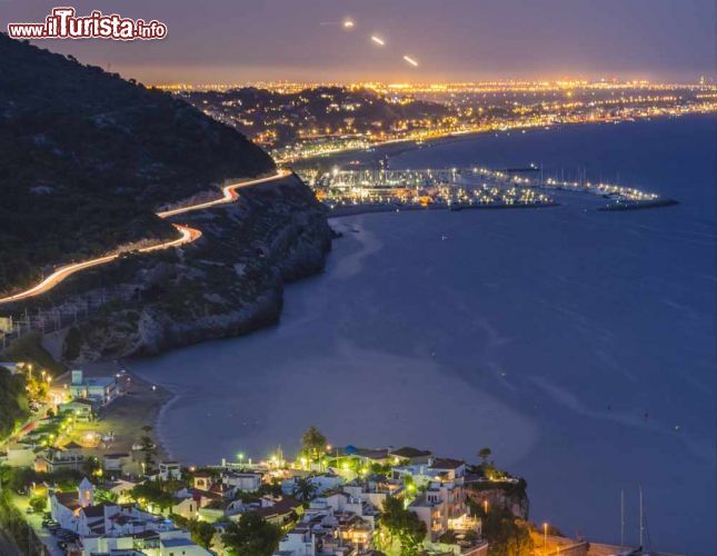 Immagine Vista aerea su Castelldefels dall'aeroporto di Barcellona, Spagna - Le luci di questa città della Catalogna si rispecchiano nelle acque del mare: una bellissima immagine che si può ammirare atterrando di notte al vicino aeroporto di Barcellona © Marti Garcia Muns / Shutterstock.com