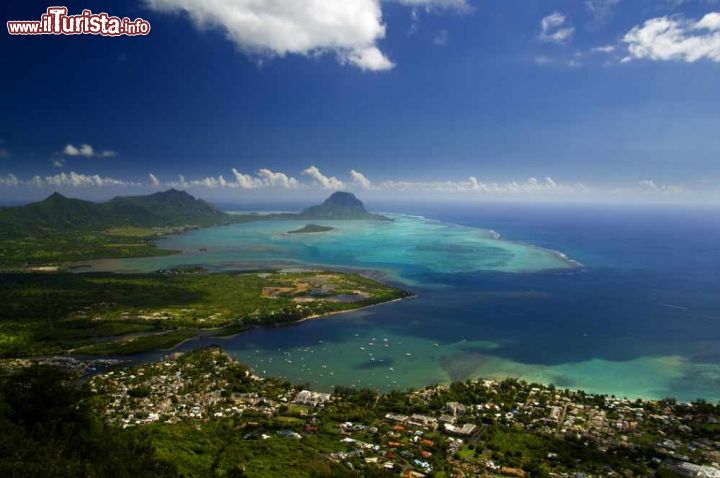 Immagine Vista aerea su Le Morne Brabant e il villaggio di Tamarin a Mauritius - Uno splendido scorcio panoramico su Le Morne Brabant, penisola situata sull'estremità sud occidentale dell'isola di Mauritius e sul villaggio di pescatori di Tamarin © Sapsiwai / Shutterstock.com
